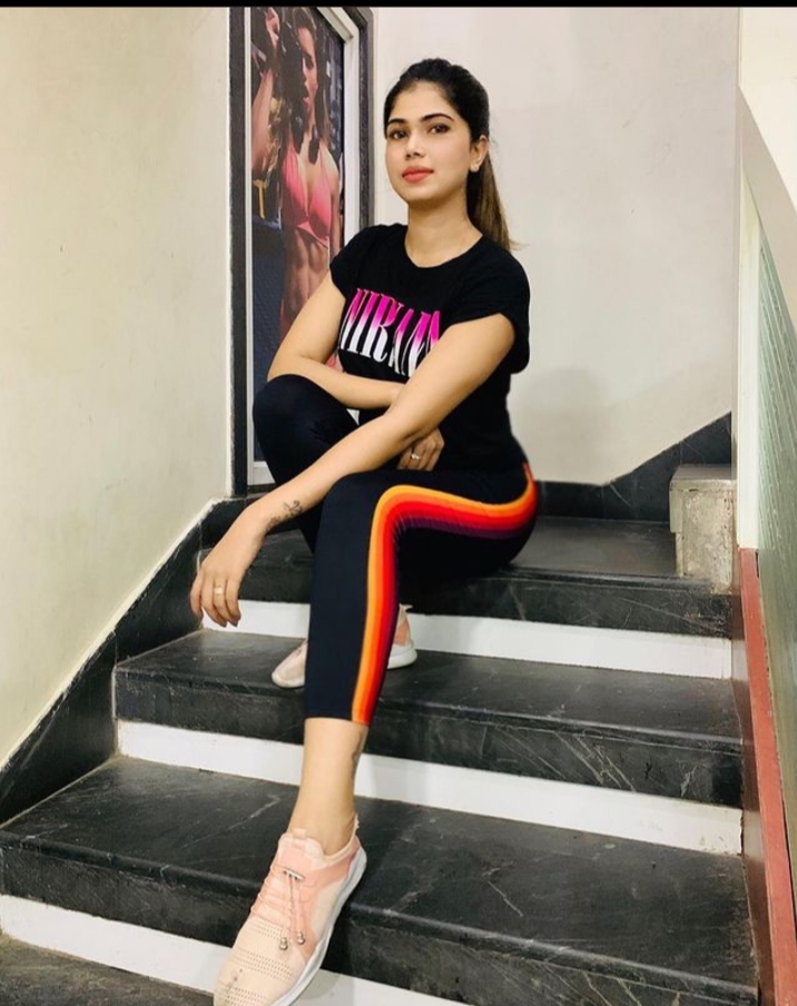 Night queen Naina Kapoor college girls escort